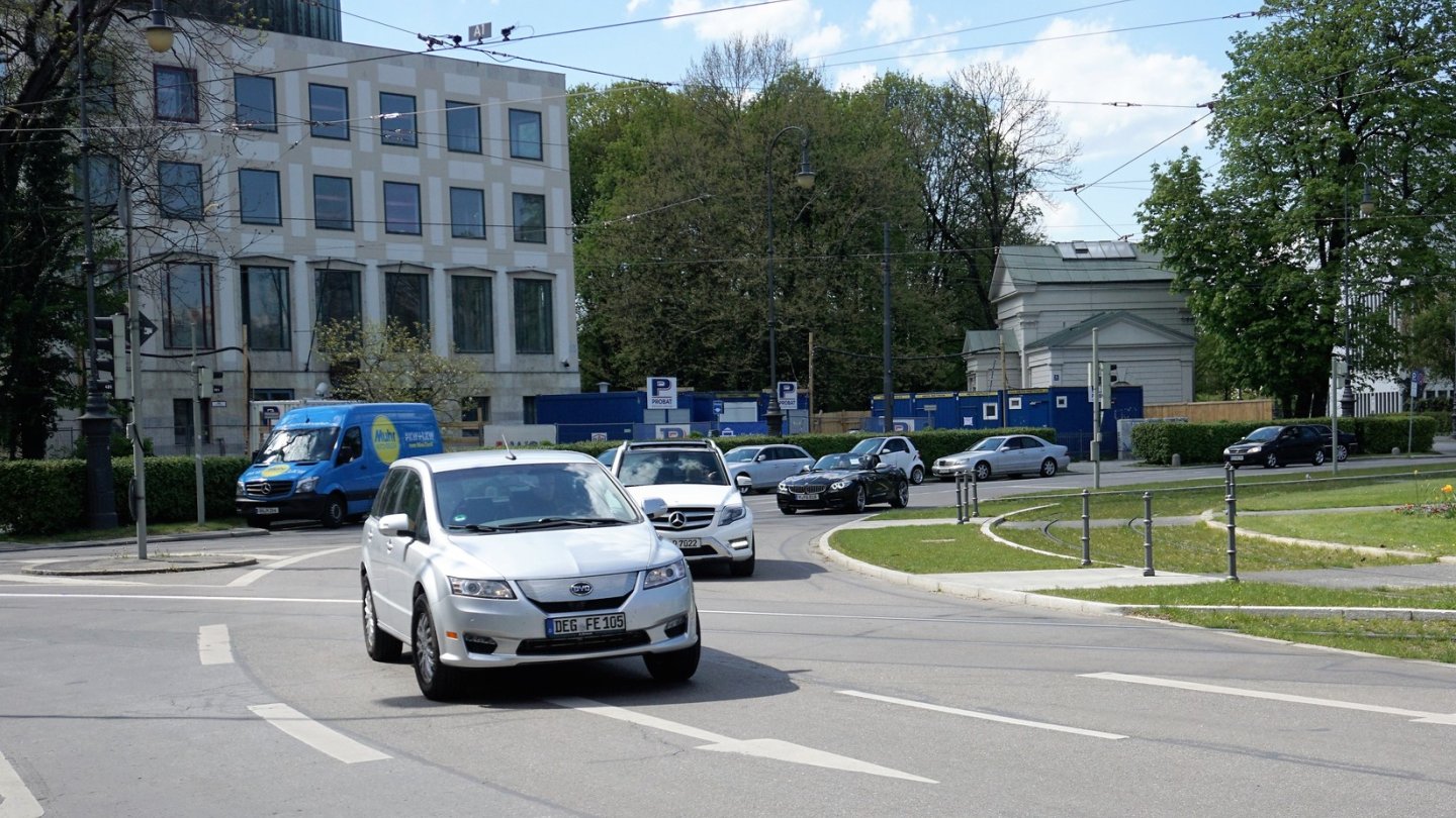 Erstmal nur im Kreisverkehr: BYD vor Mercedes und BMW.