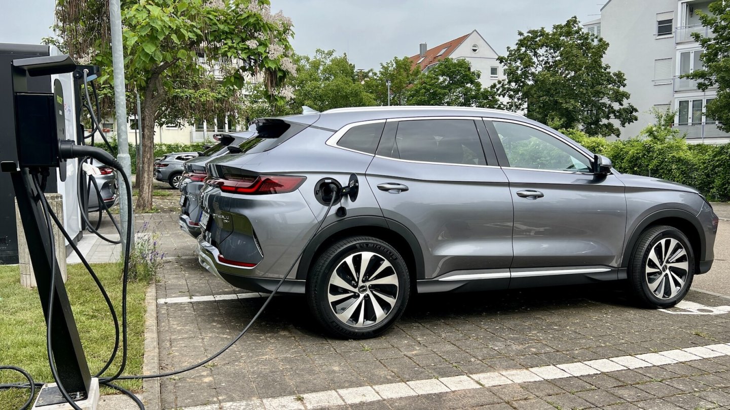 Der Akku im Fahrzeugboden hat eine Speicherkapazität von 18,3 kWh.