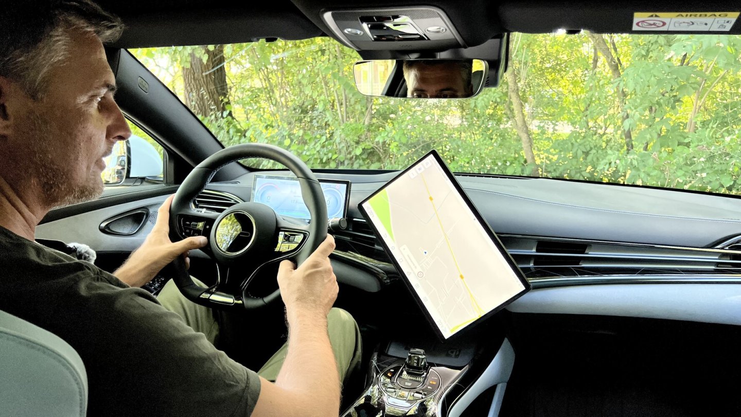 Auf Knopfdruck wechselt das Infotainment-Display seine Ausrichtung.