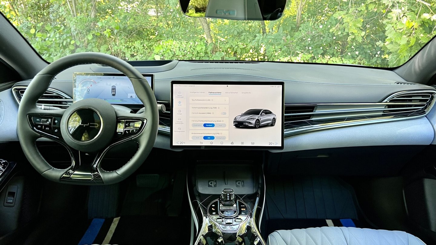 Die Fahrassistenz nervt mit lauten Tönen und harschen Lenkeingriffen.