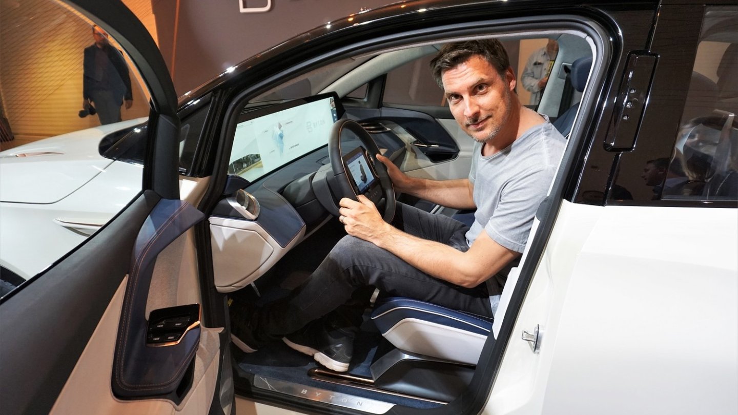 Sitzt, passt und hat Luft: Sitzprobe im Byton Concept.