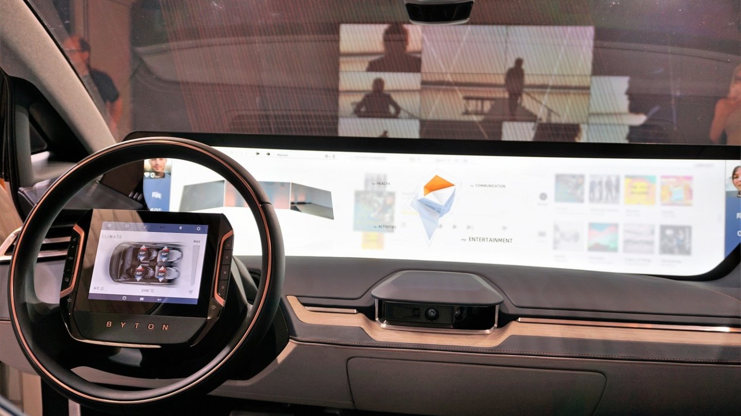 Auto-Kino: Das QUHD-Display misst 49 Zoll in der Diagonale.