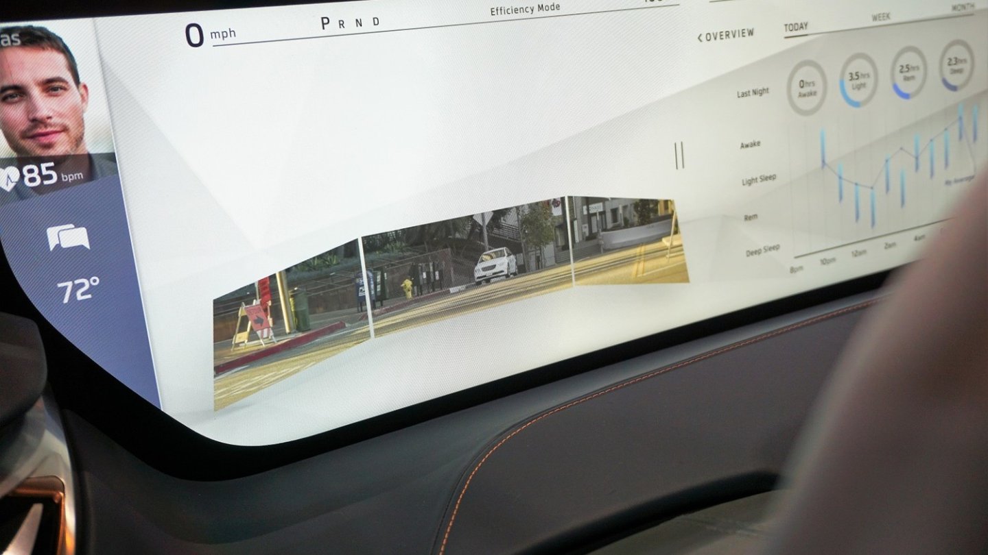 Diese Anzeigen stellen die beiden Außen- und den Innenspiegel dar, die allesamt durch Kameras ersetzt wurden.
