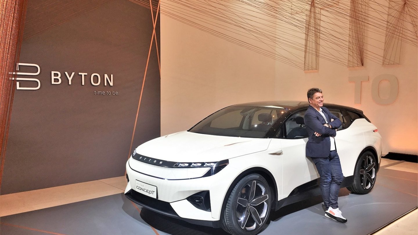 Ein Mann und sein Auto: Byton CES Carsten Breitfeld am Concept Car.