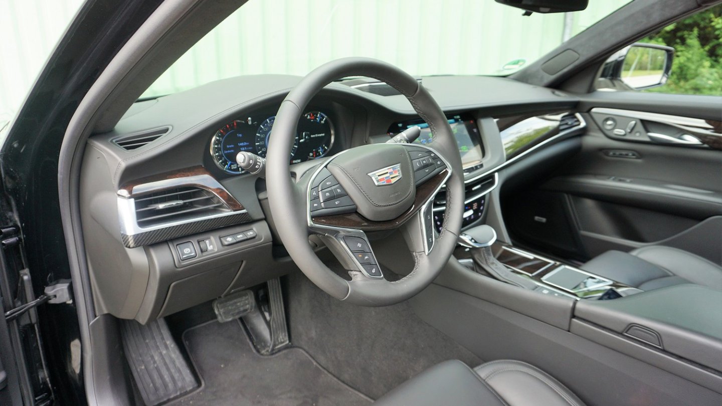 Das Cockpit des Cadillac CT6 ist wohnlich, vertraut teilweise aber auf recht hemdsärmelige Materialien.
