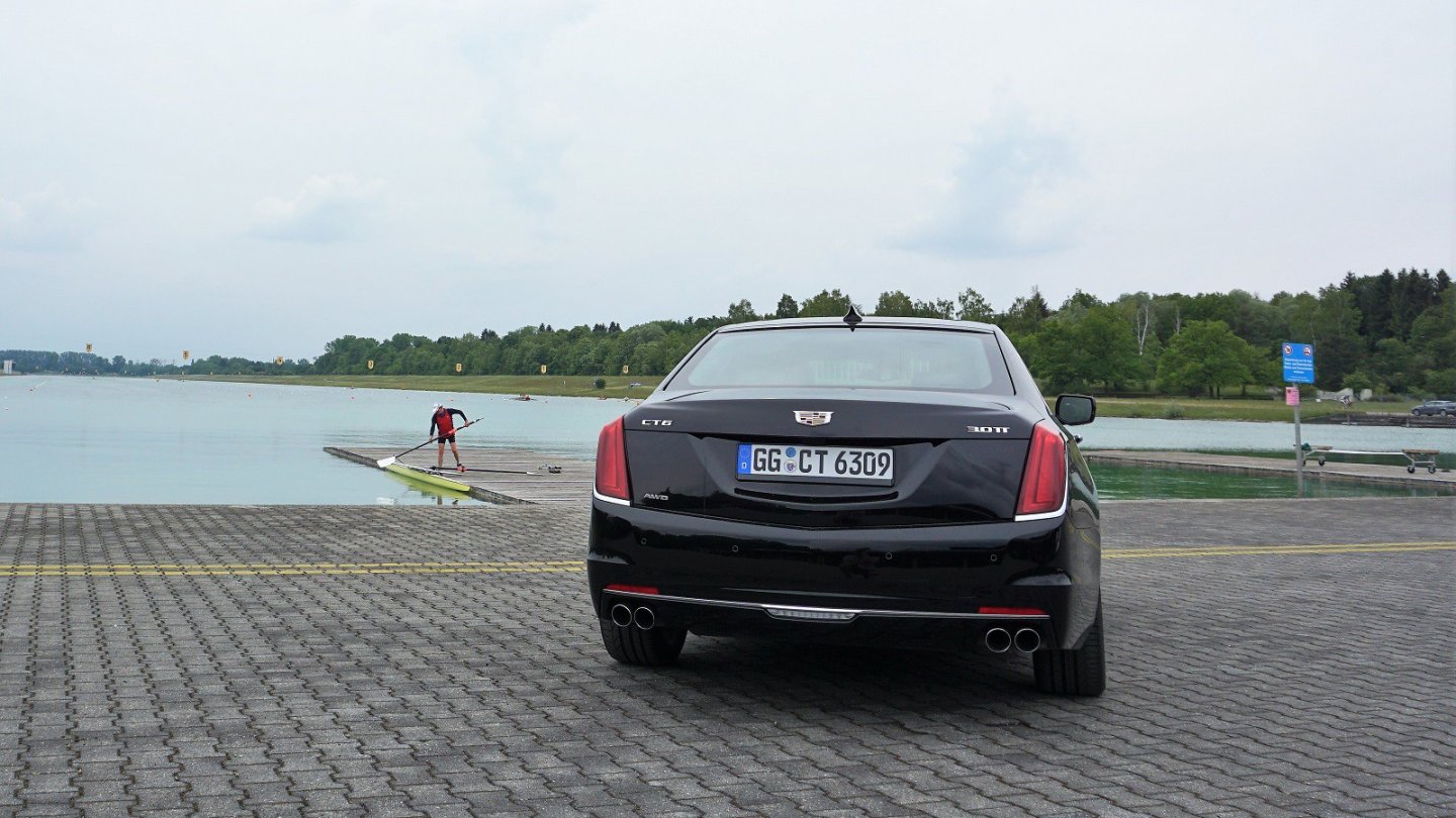 Beim Sport schaut er lieber zu: Trotz 417 PS ruht der Cadillac CT6 in sich.