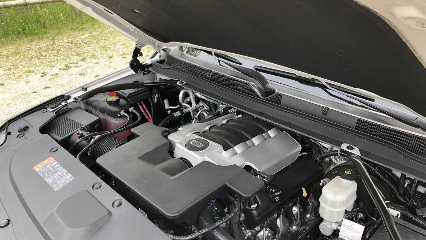 Der V8-Benziner hat 6,2 Liter. Hubraum, nicht Verbrauch.