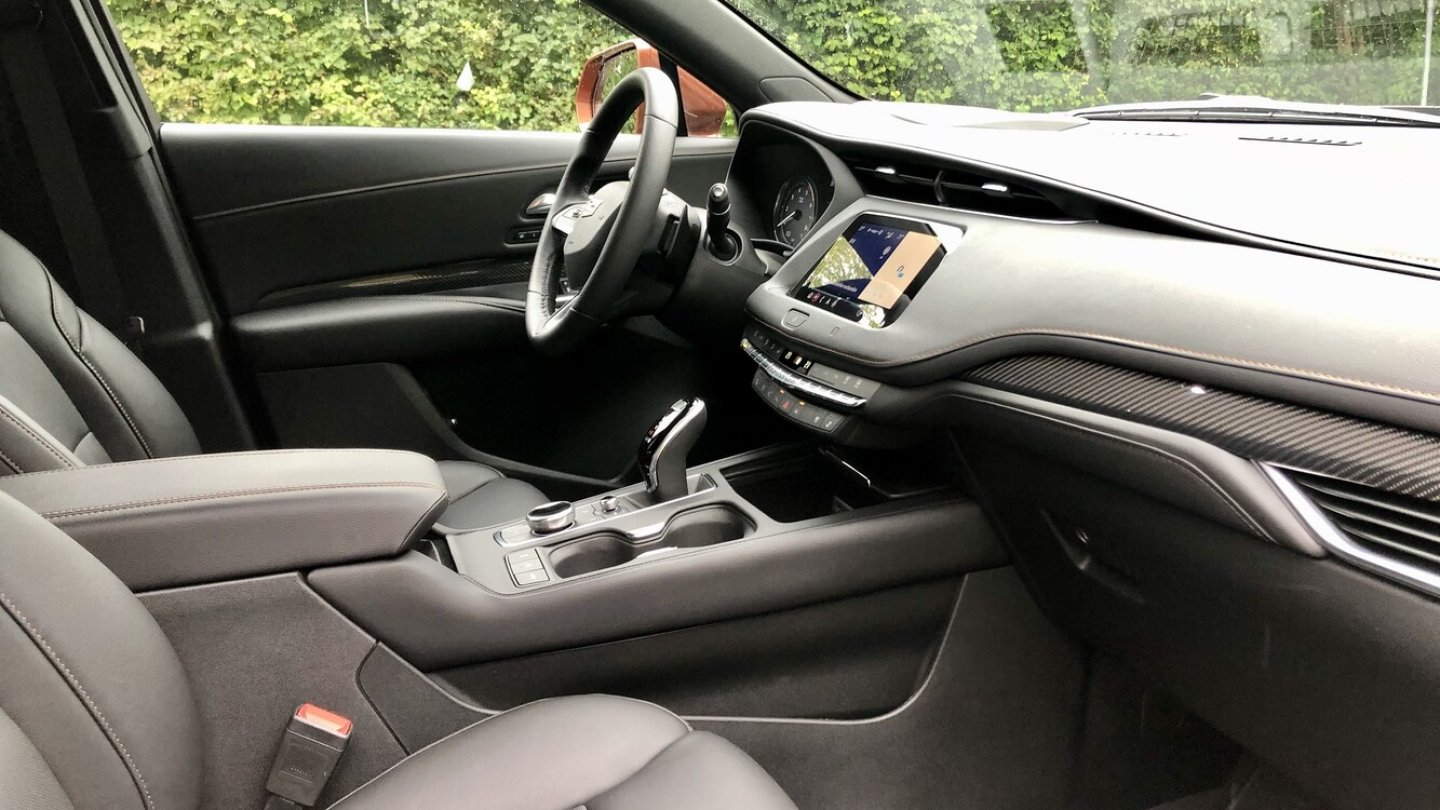 Das Cockpit des Cadillac XT4 mit Dreh-Drück-Steller auf der Mittelkonsole.