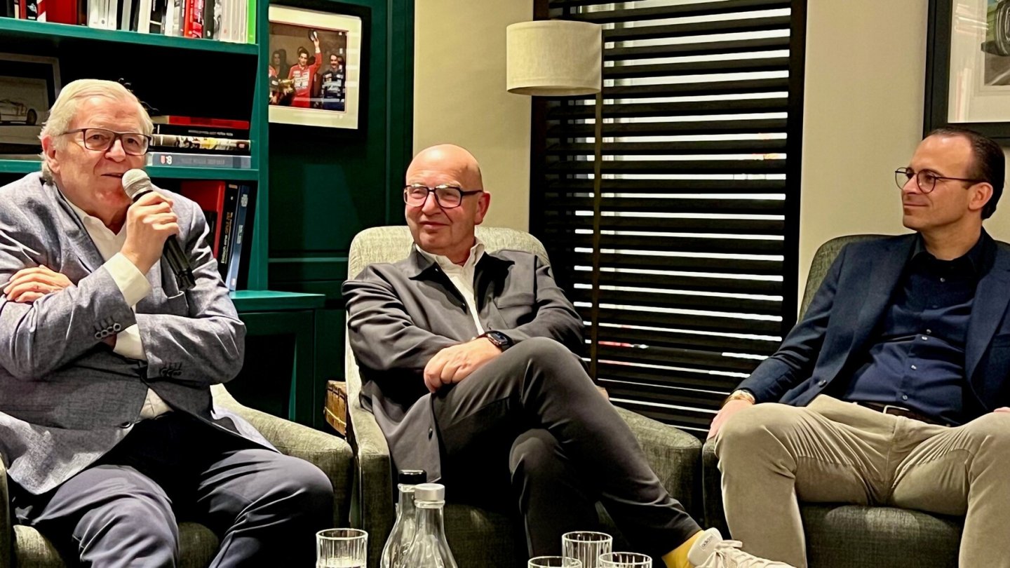 Von links: Rennsport-Legende Norbert Haug mit Verleger Joachim Fischer und Object-Carpet-Chef Daniel Butz bei der Buchvorstellung.