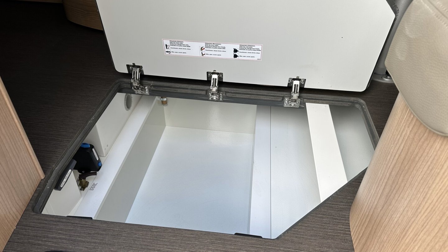 Der doppelte Boden bietet nicht nur Stauraum, sondern auch eine gute Isolation.