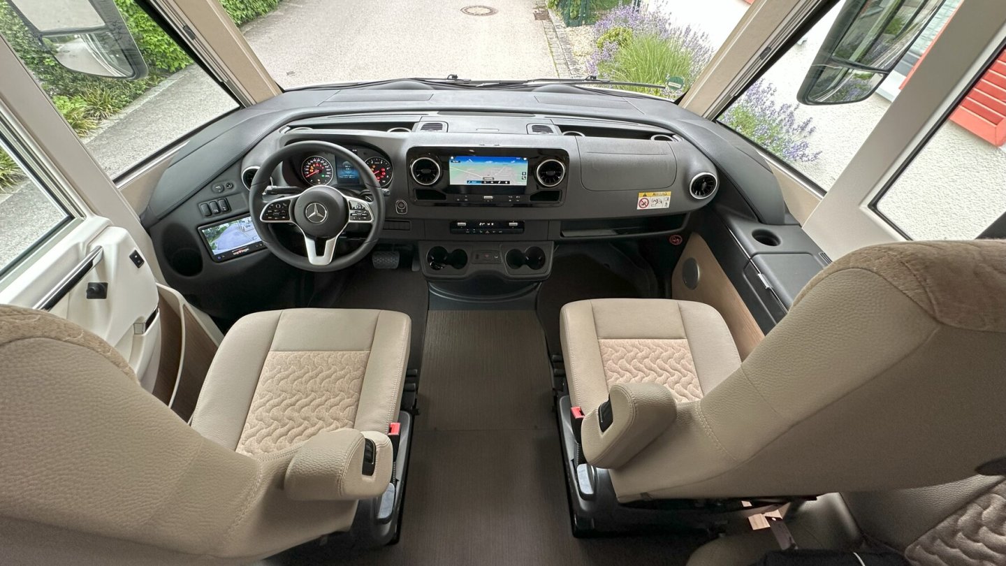 Das Sprinter-Cockpit mit MBUX wurde gut in den Aufbau integriert.