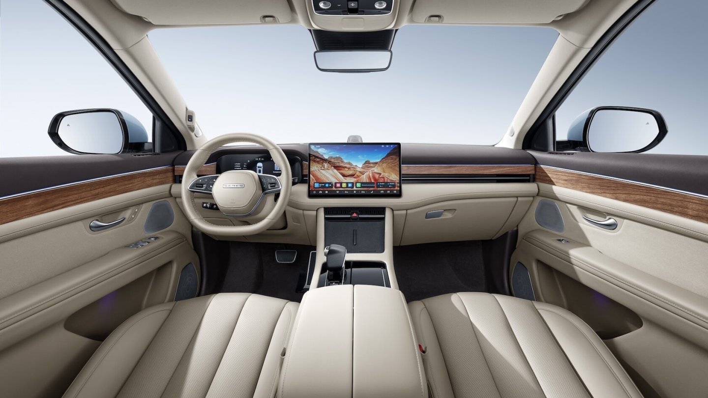 Das Cockpit des Seres 7.