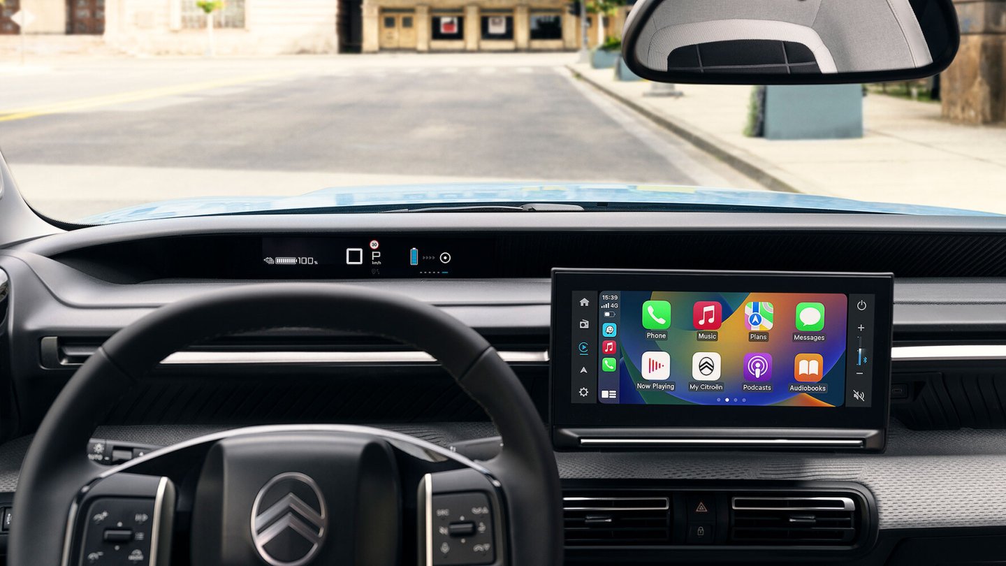 Fahrrelevante Informationen werden auf die schwarze Leiste unter der Windschutzscheibe gespiegelt.