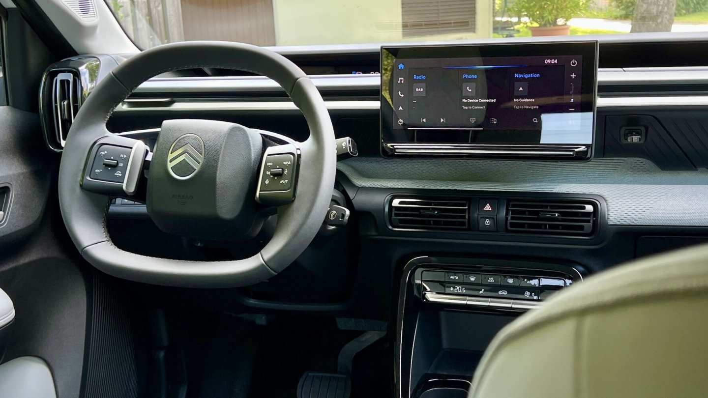 Das flache Lenkrad bringt freien Blick auf die Instrumente unterhalb der Windschutzscheibe.