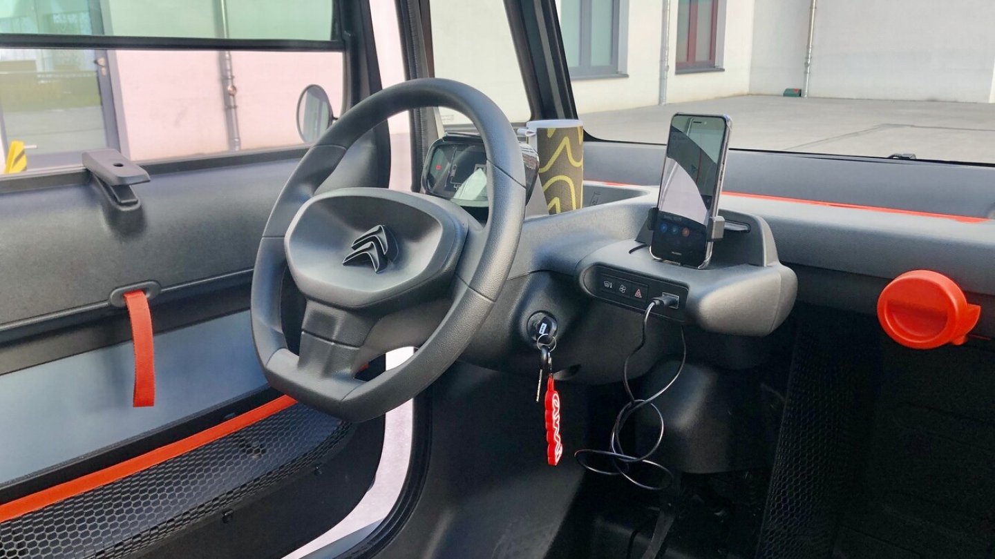 Smartphone und Bluetooth-Box besorgen das Infotainment.