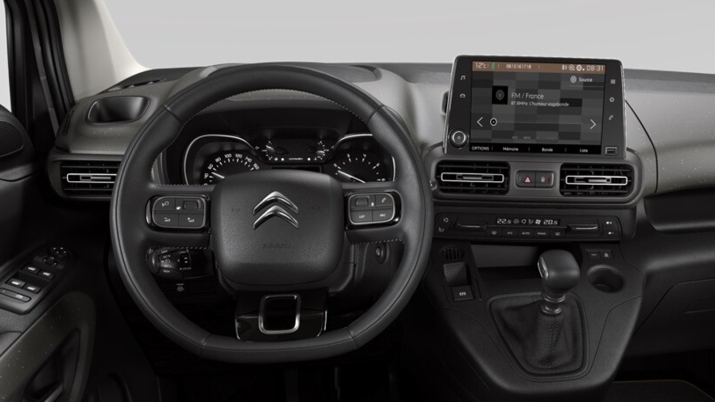 Das 8-Zoll-Display ist Serie, Navigation kostet Aufpreis.