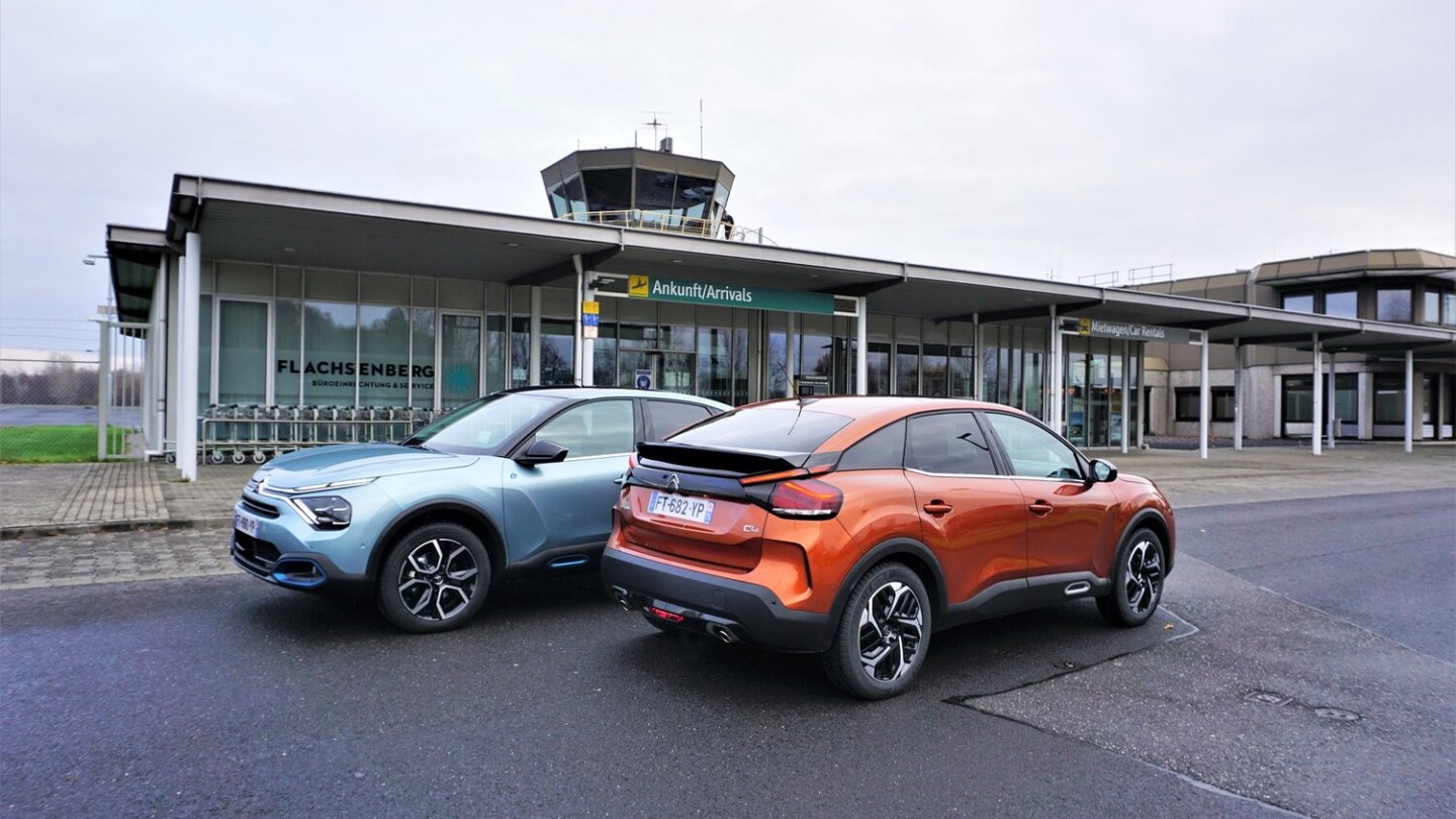 Das hellblaue Auto ist der ë-C4 mit Elektroantrieb.