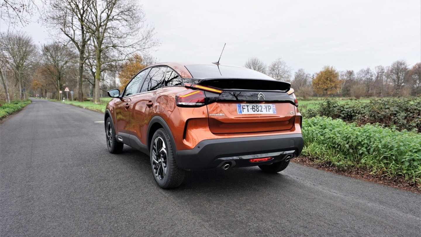 Karamell-Braun Metallic ist die einzige Farbe für den C4, die keinen Aufpreis kostet.