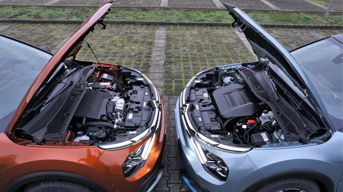 Links der Motorraum des Benziners, rechts die Elektroversion.