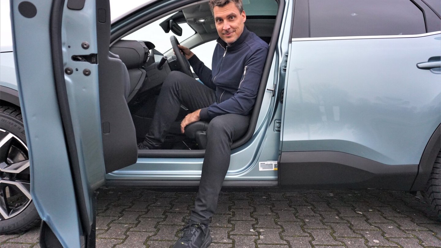 Der hohe und breite Schweller will überwunden werden.