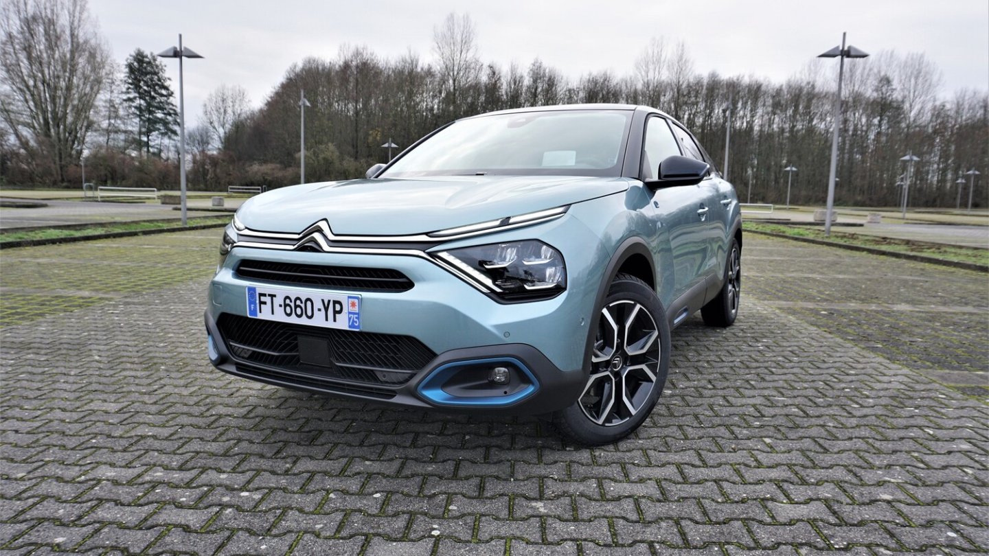 Blaue Akzente kennzichnen den ë-C4.