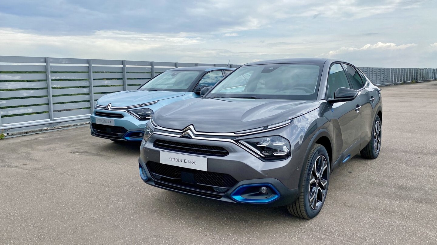 Blaue Details weisen auf dem Elektroantrieb hin.