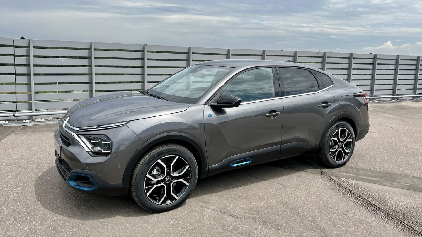 Blaue Dekoreinlagen kennzeichen bei C4 die Elektroversion.