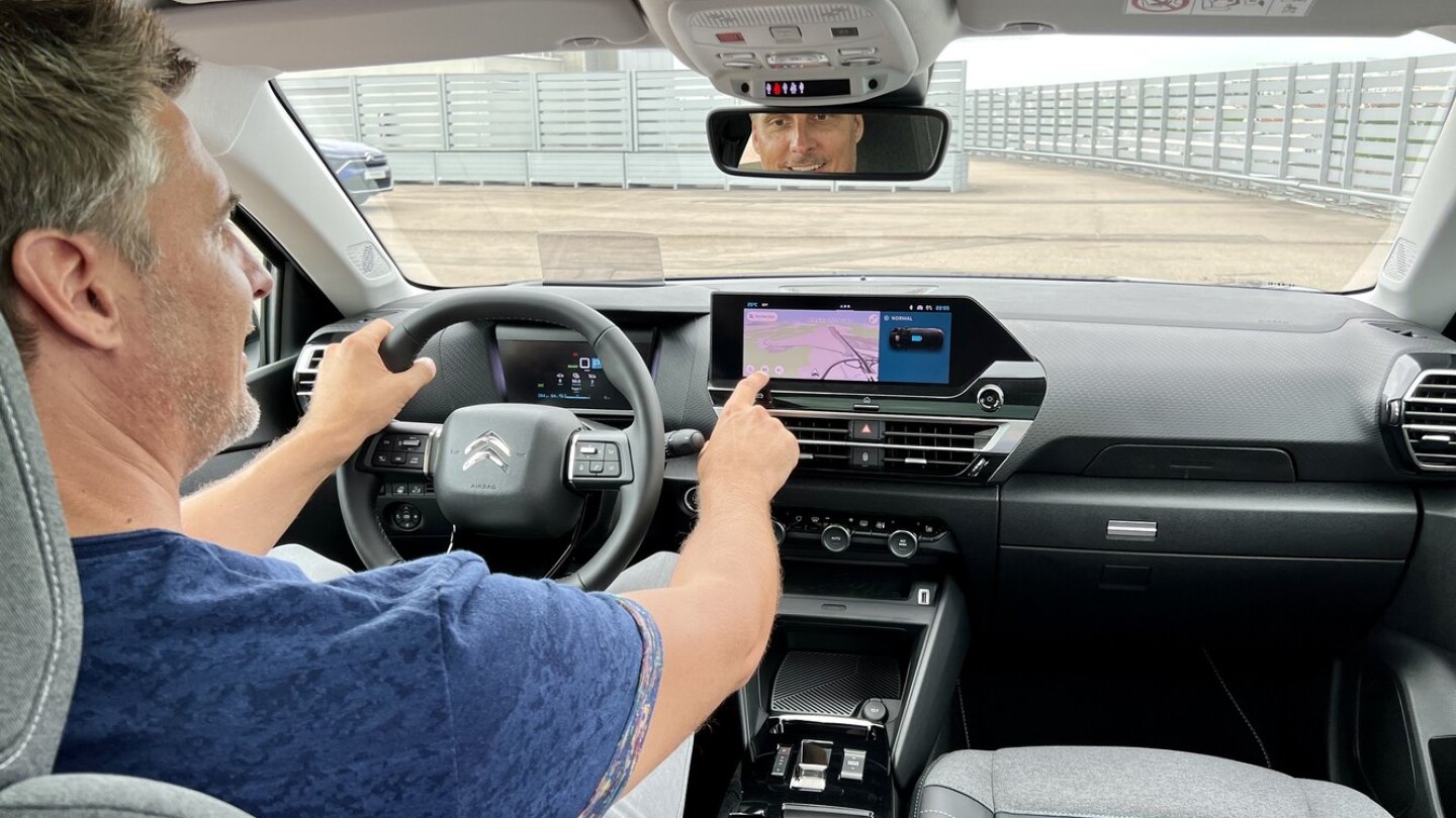 Der hoch montierte Touchscreen-Monitor liegt gut im Blickfeld des Fahrers.