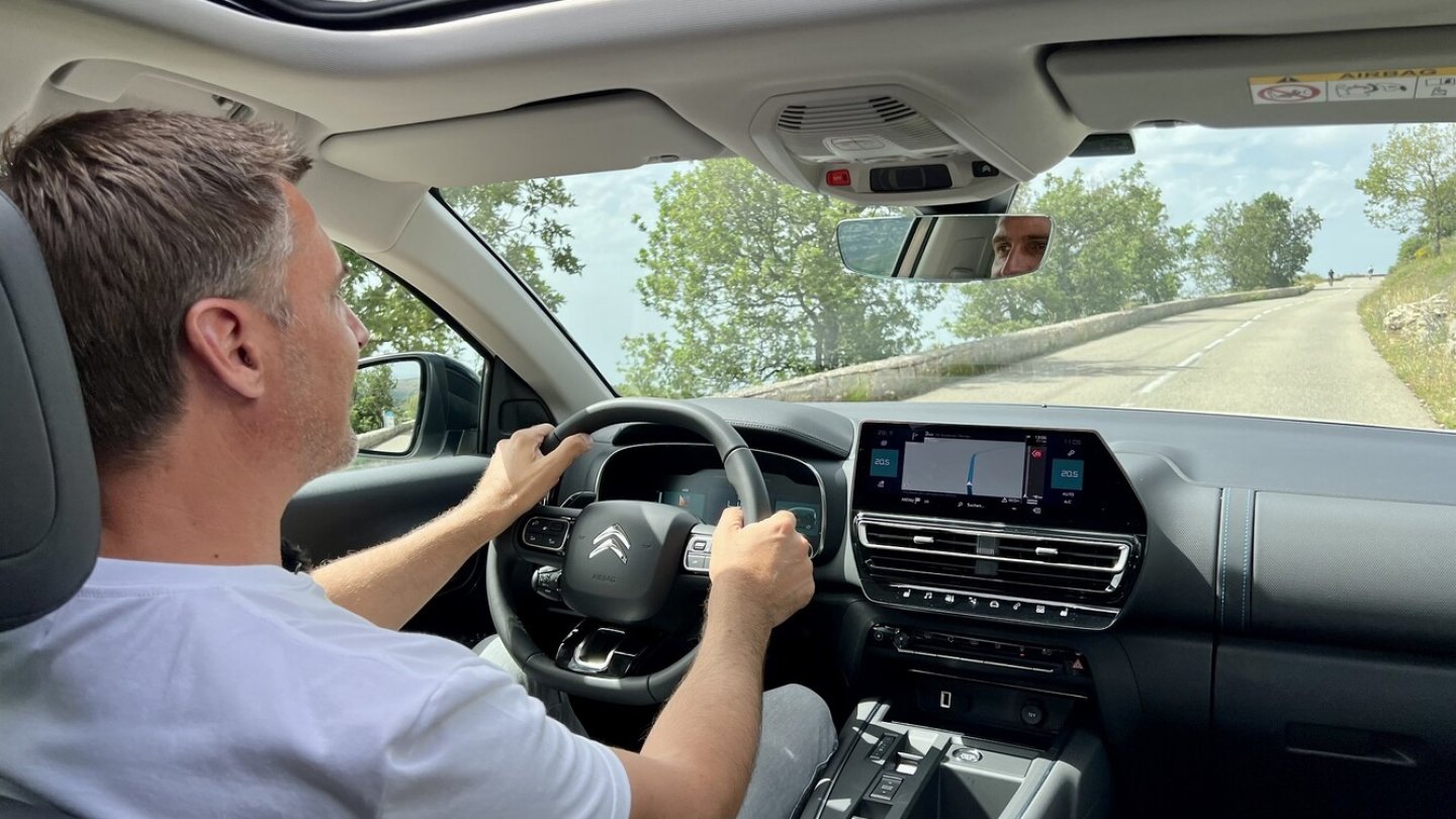 Sitze und Fahrwerk harmonieren gut, der C5 Aircross stellt Komfort vor Dynamik.