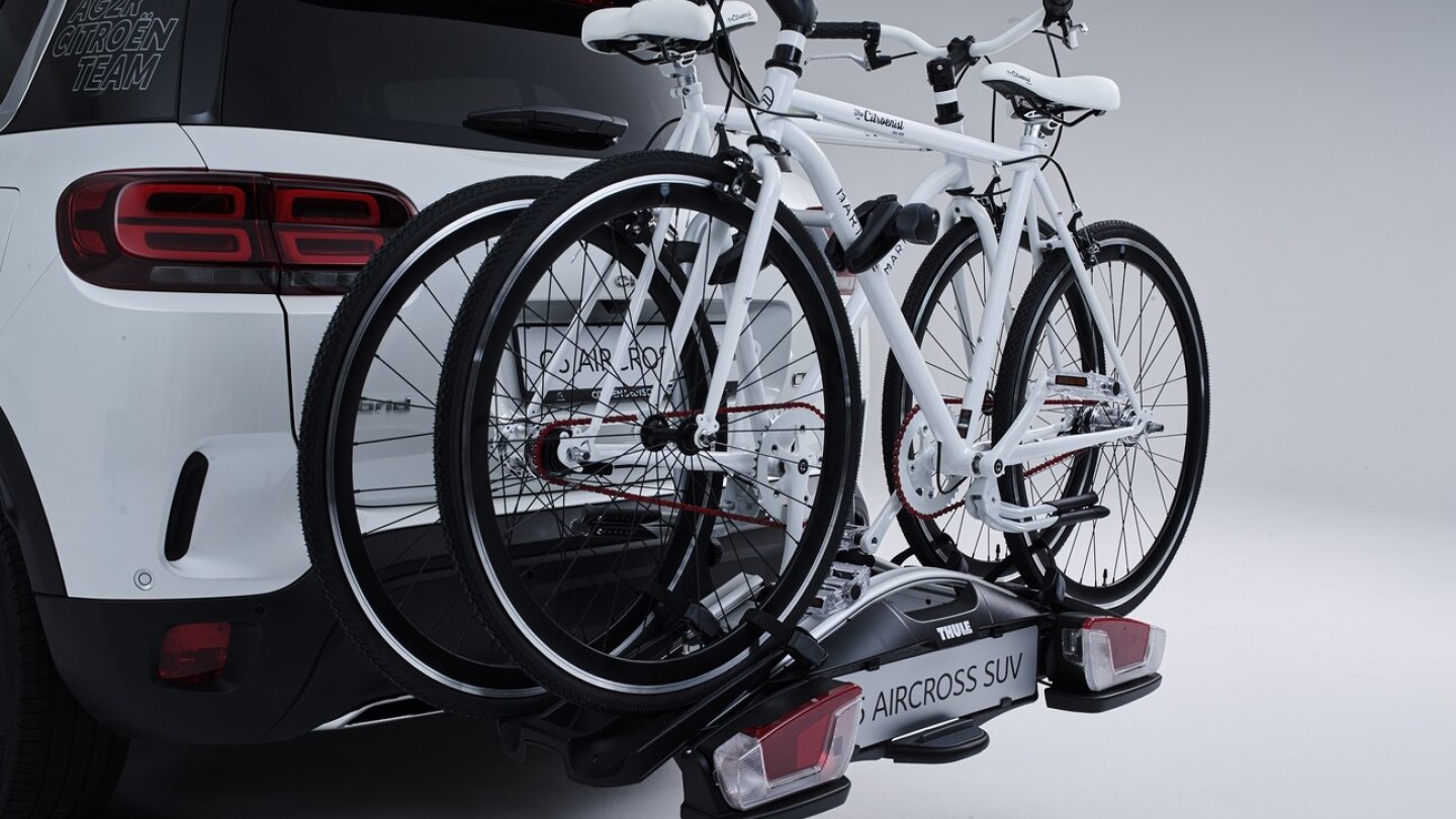 Der Träger ist dabei, die Fahrräder nicht.