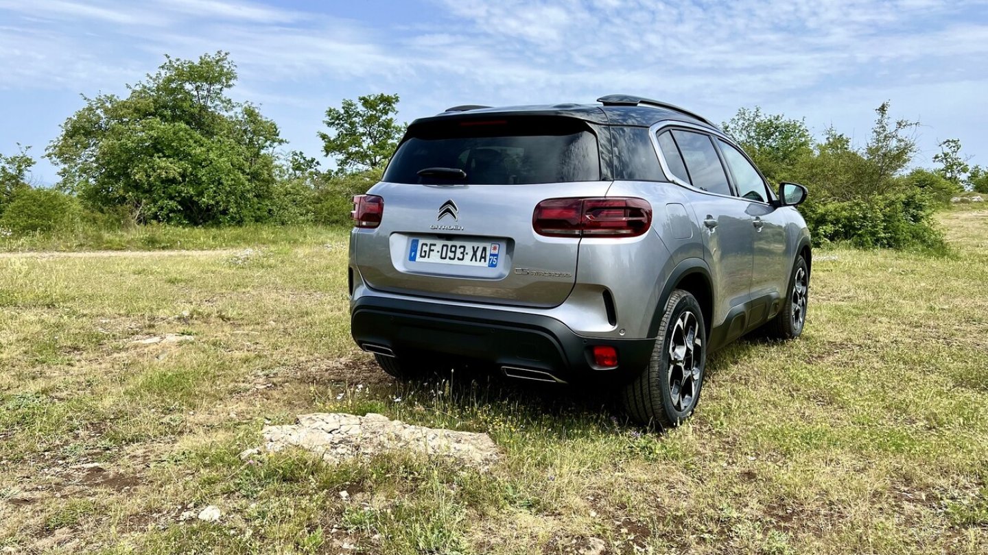 Am Heck genügen neue Abdeckgläser der Rückleuchten für das Facelift.