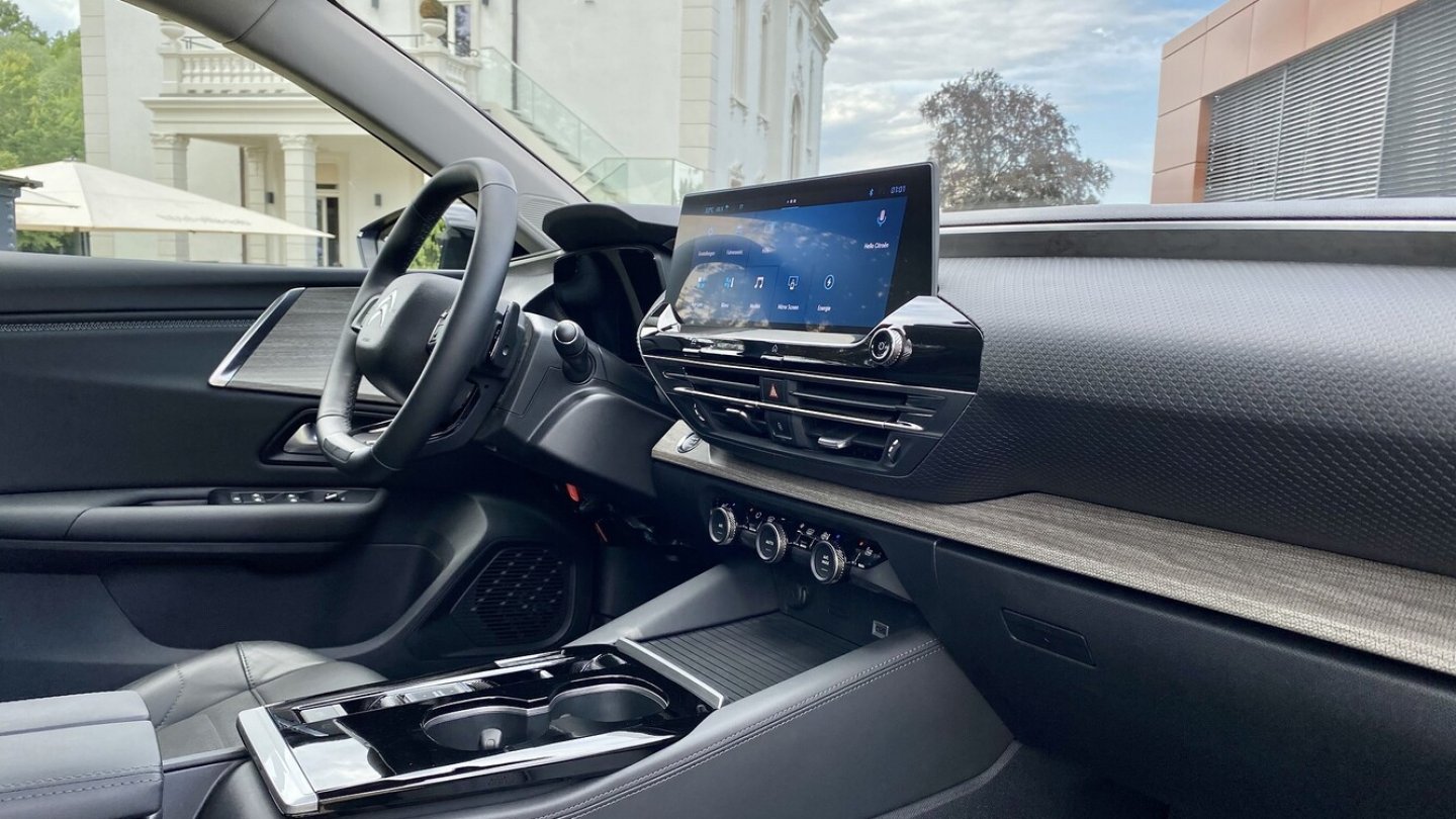 Die Cockpitgestaltung erinnert an den kompakten C4.