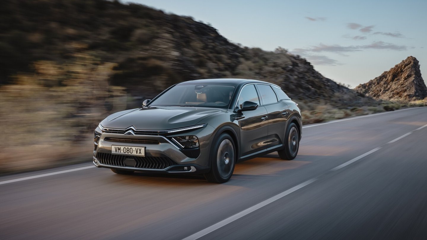 Den Citroën C5 X wird es als Benziner und Plug-in Hybrid geben.
