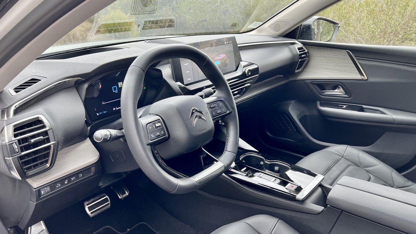 Die Fahrassistenten lassen sich im Multifunktionslenkrad aktivieren.