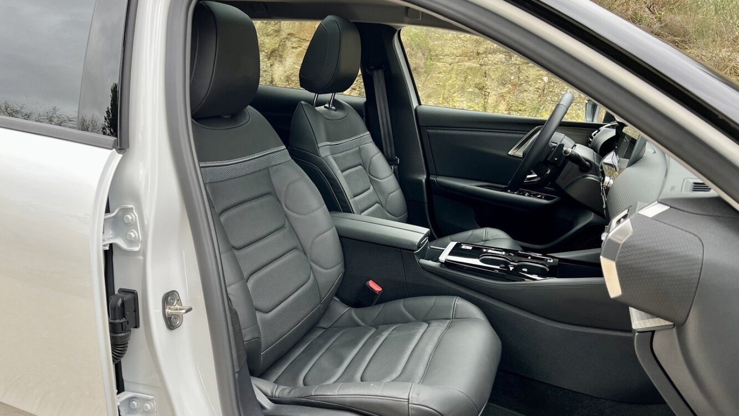 In beiden Reihen gibt es viel Platz und sehr komfortable Sitze.