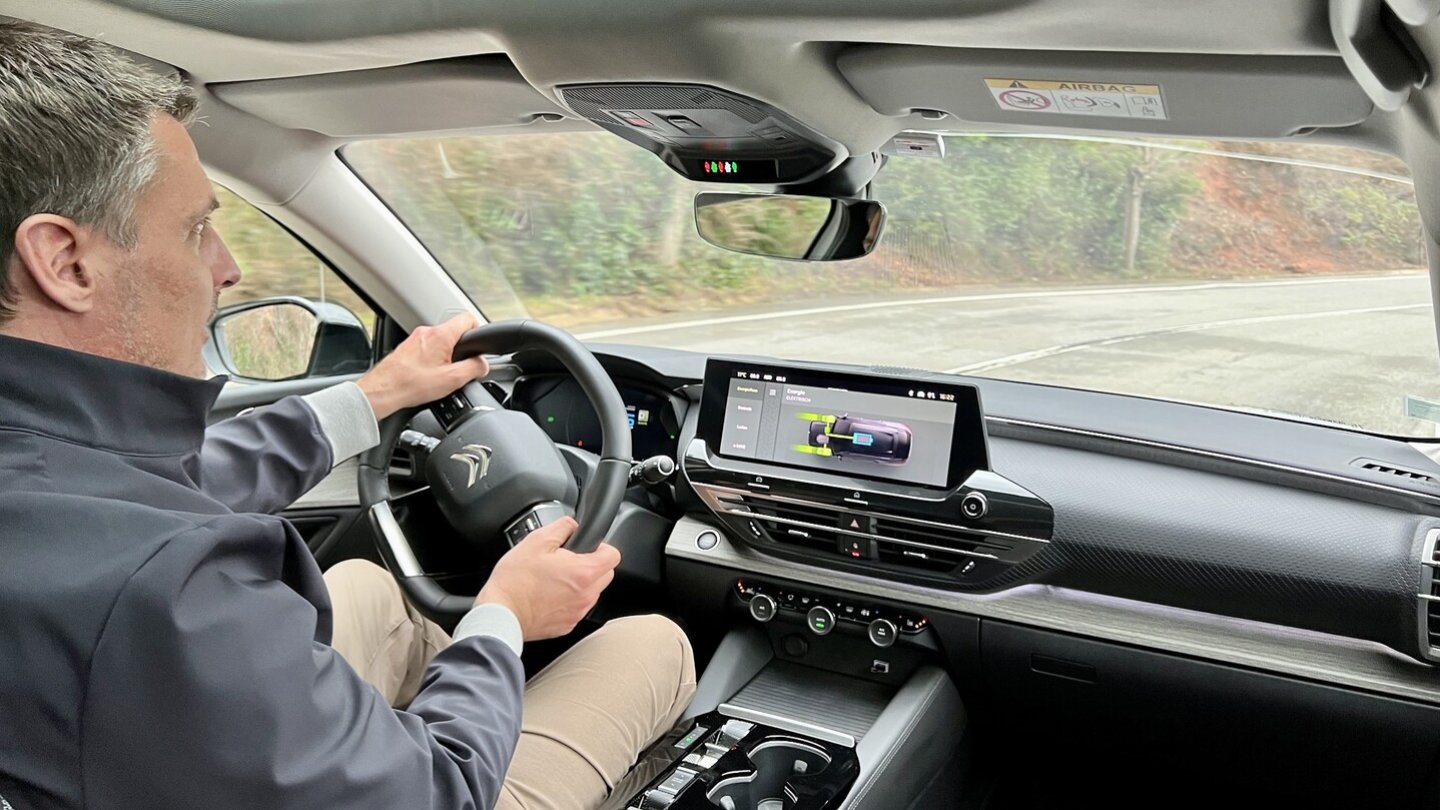 Das Hybrid-Modell des Citroën C5 X hat eine aktive Fahrwerkssteuerung.