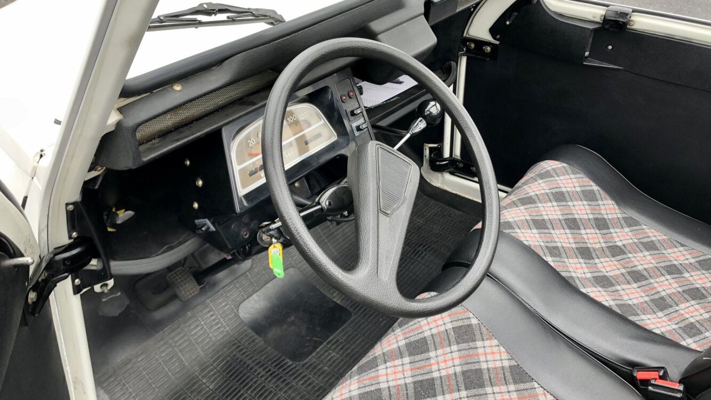 Spartanisches Cockpit mit pragmatischer Innenraumbelüftung.