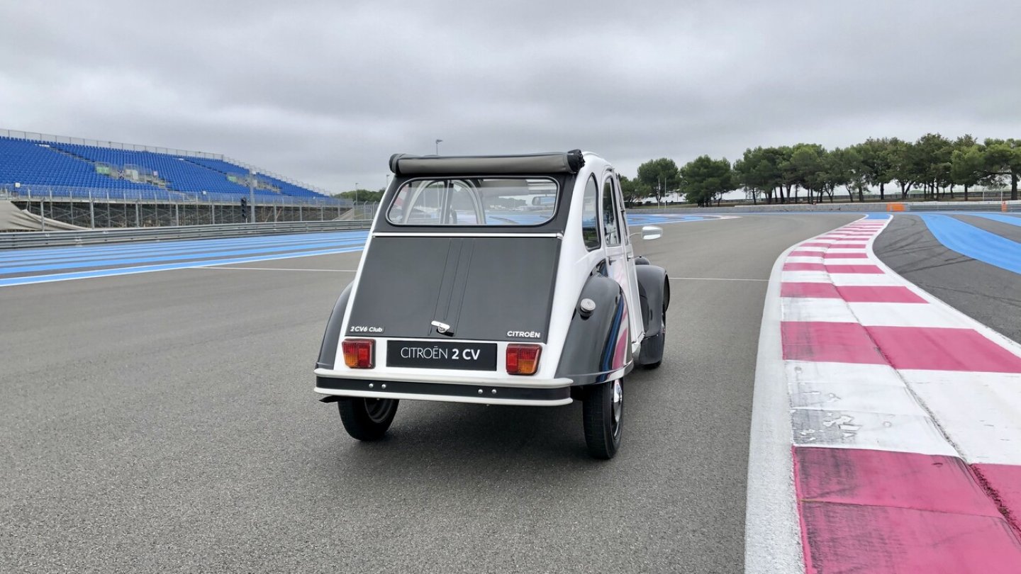 Citroën 2CV Club, Baujahr 1990, im Zustand eines Halbjahreswagens.