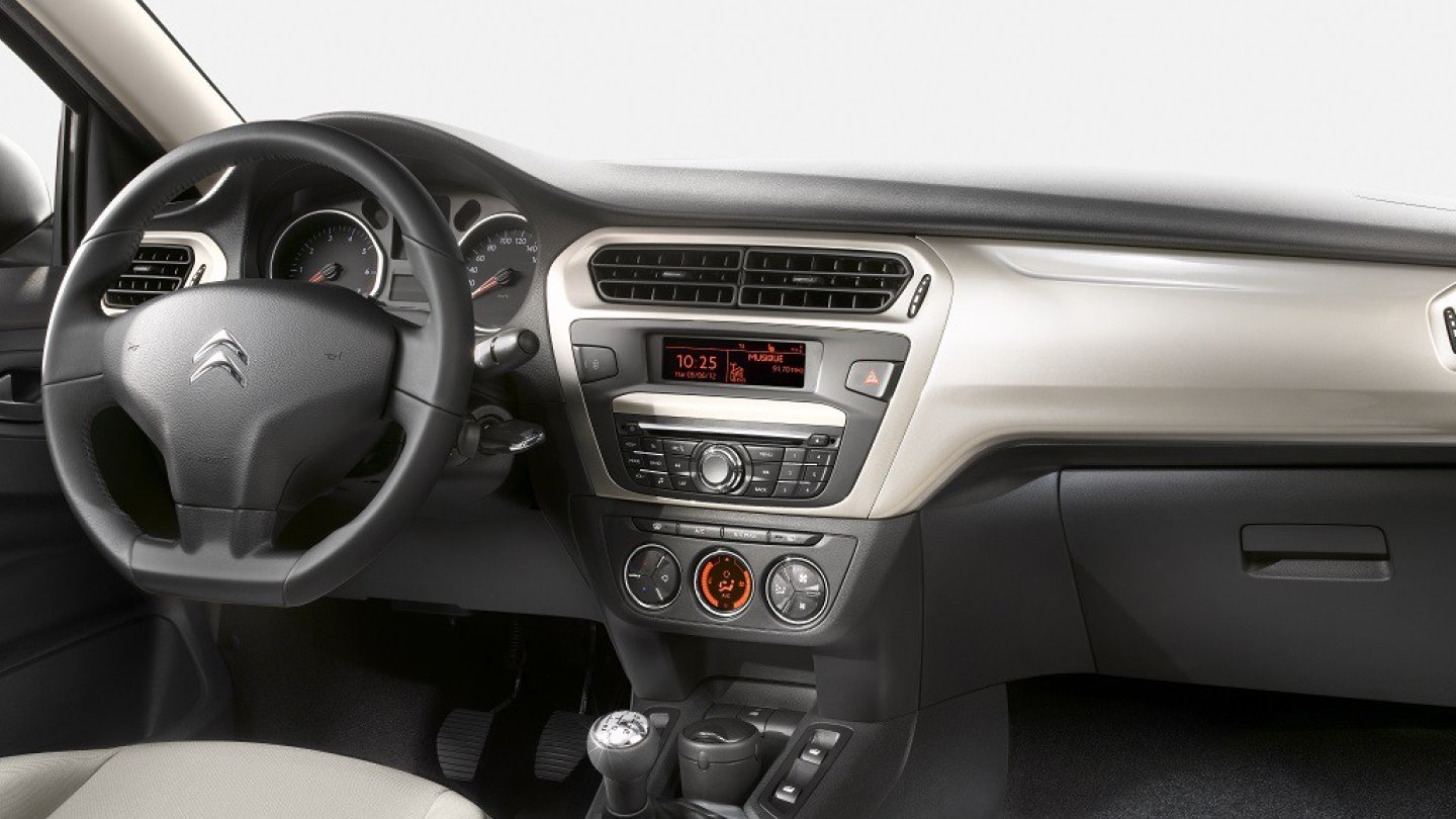 Wer ein Navi will, pappt eines an die Scheibe. Pragmatischer C-Elysée-Innenraum.