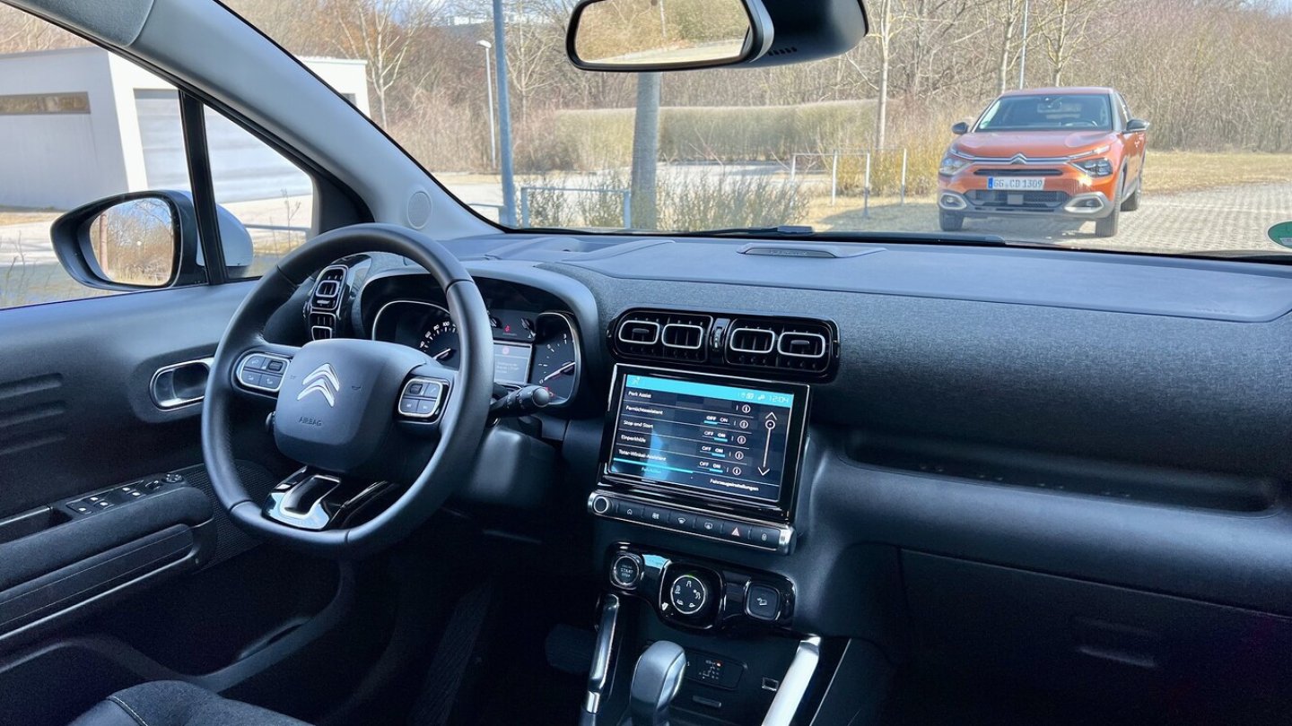 Der C4 im Blick, hier aus dem Cockpit des C3 Aircross heraus.