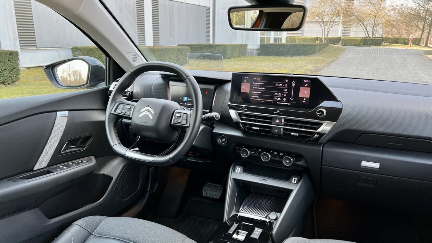 Das Cockpit im C4 wirkt moderner.