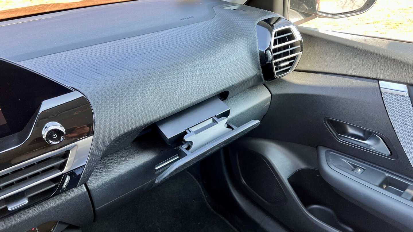 Vor dem Beifahrersitz gibt es im C4 eine Tablet-Halterung.