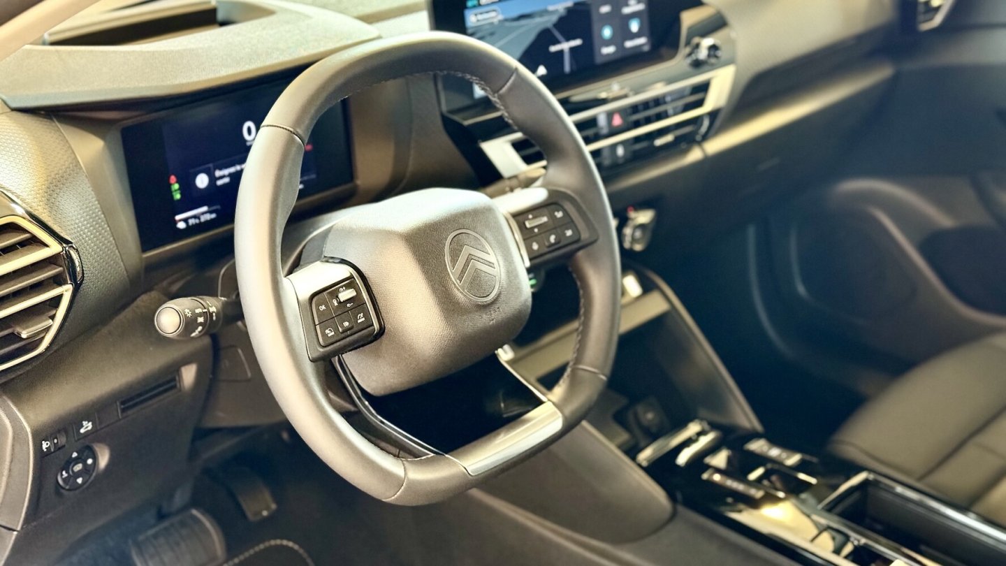 Das aktuelle Citroën-Logo zeigt sich auch auf dem Lenkrad.