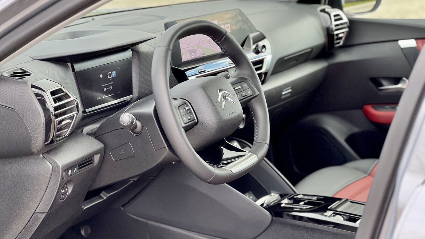 Das Cockpit im Citroën C4 X entspricht dem des Fließheck-Modells.