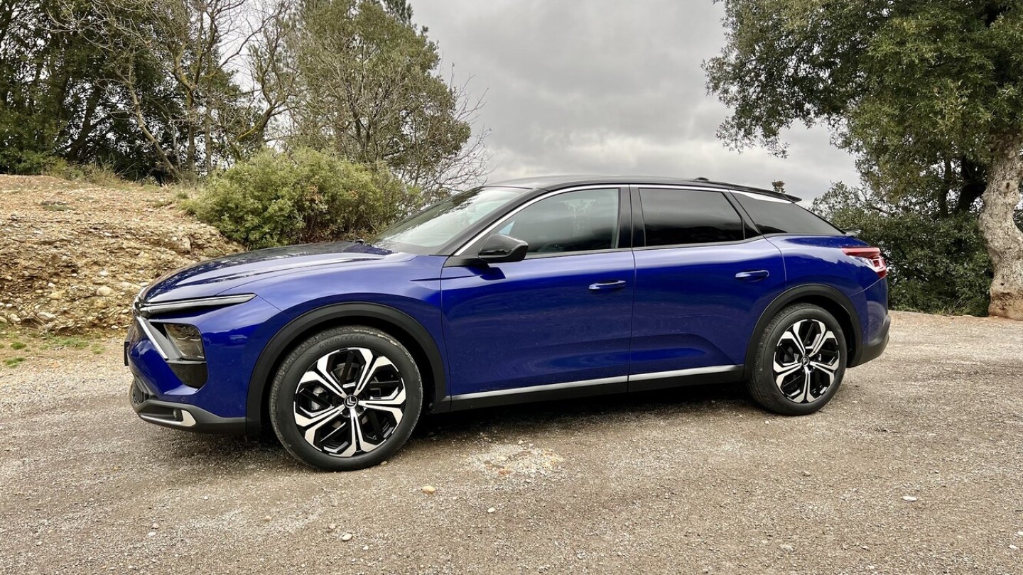 Der größere Citroën C5 X nutzt die EMP2 genannte Konzern-Plattform.