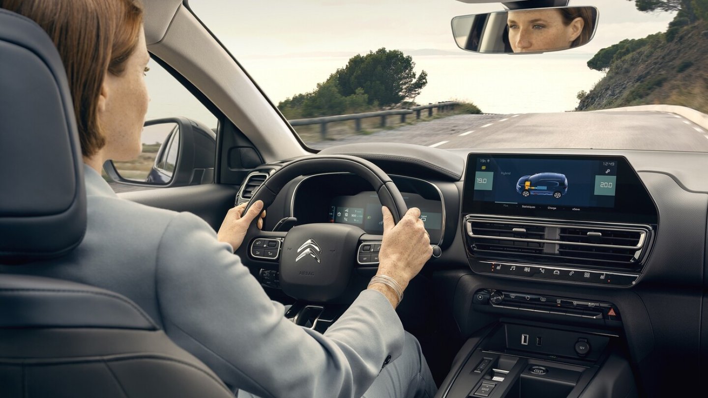 Das Infotainmentdisplay sitzt jetzt auf der neugestalteten Mittelkonsole.