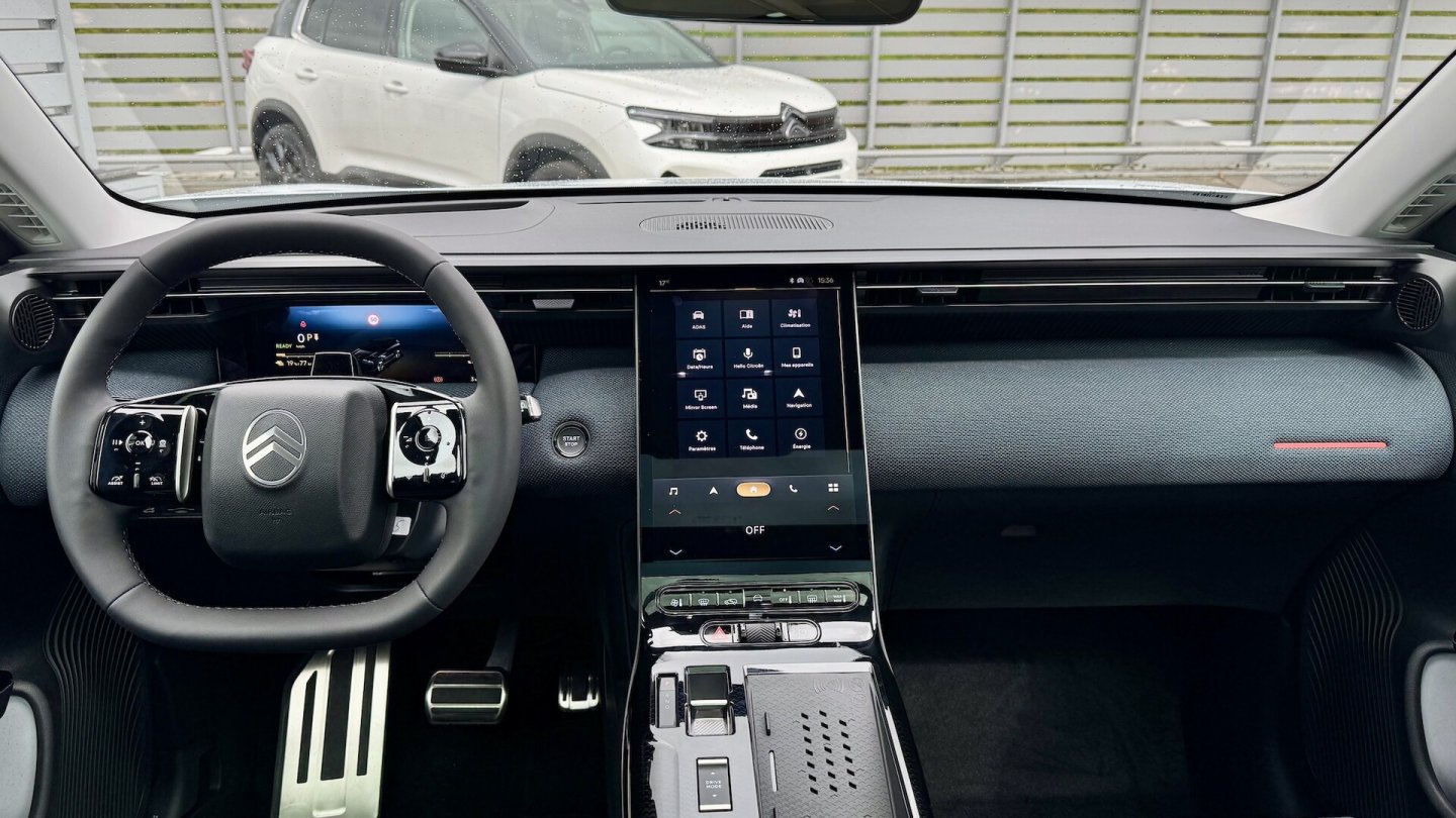 Das vertikal angeordnete Infotainment-Display soll der aktuell größte Monitor im Stellantis-Konzern sein.