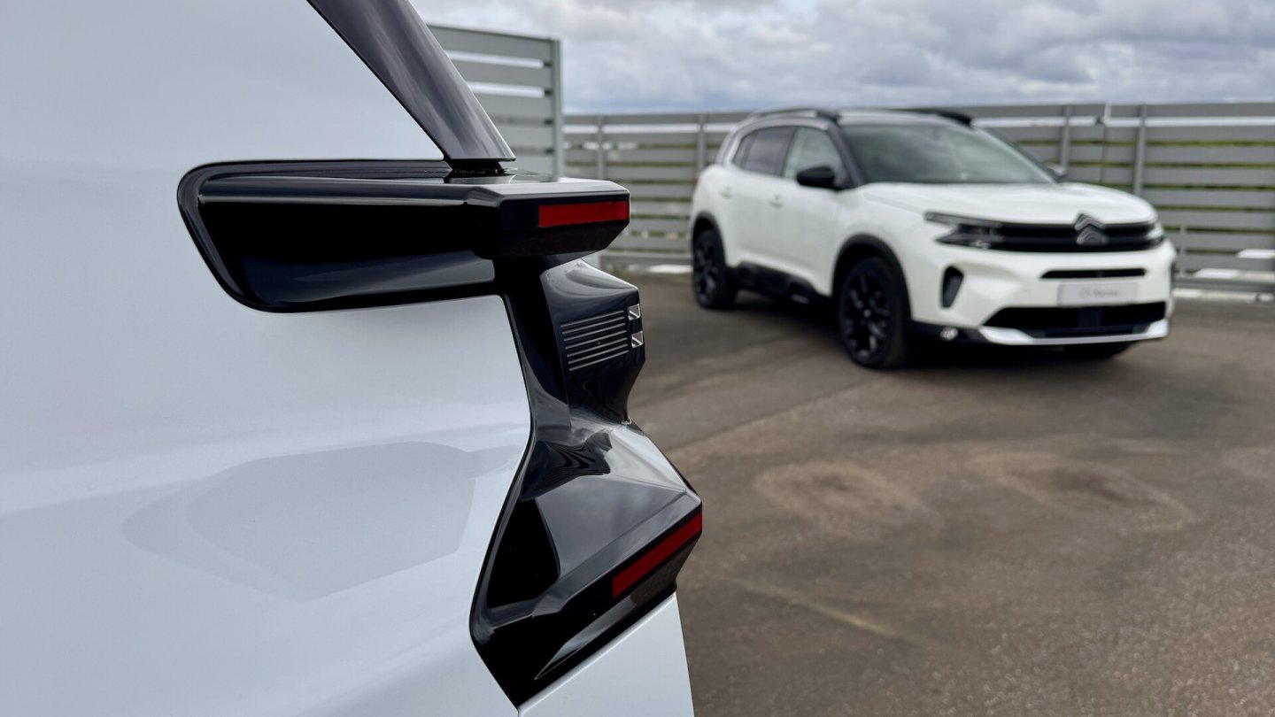 Der neue C5 Aircross dürfte kaum teurer werden als sein Vorgänger, hier rechts im Bild.