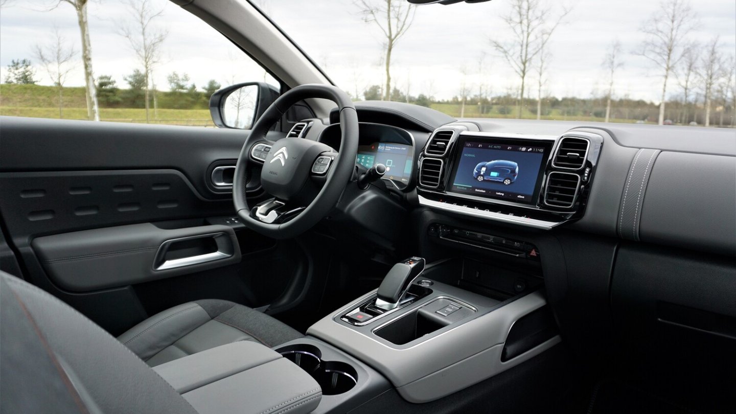 Aufgeräumtes Cockpit mit großen Displays und logischer Struktur.