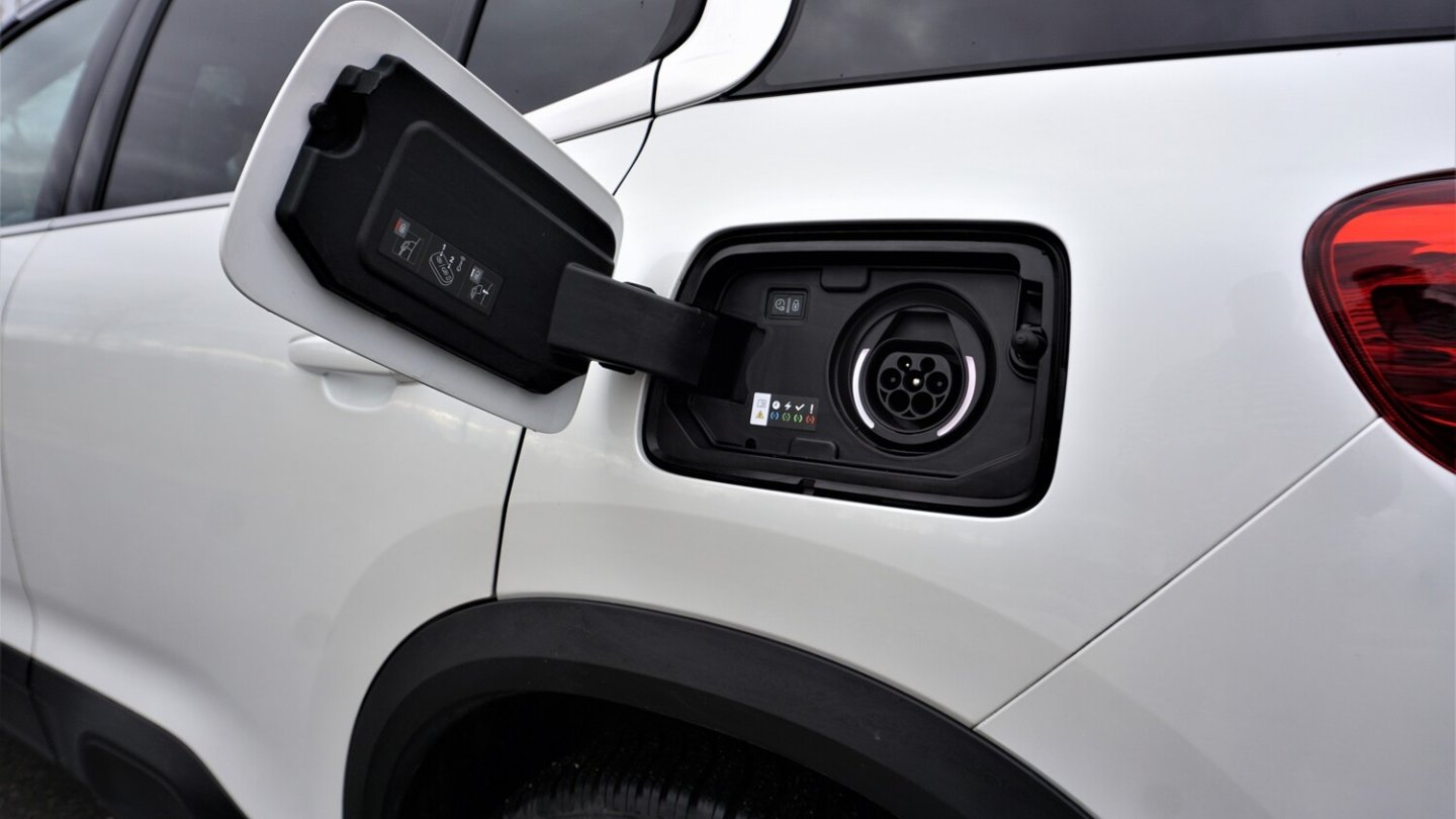 Der Ladestecker ist hinten links am Auto.